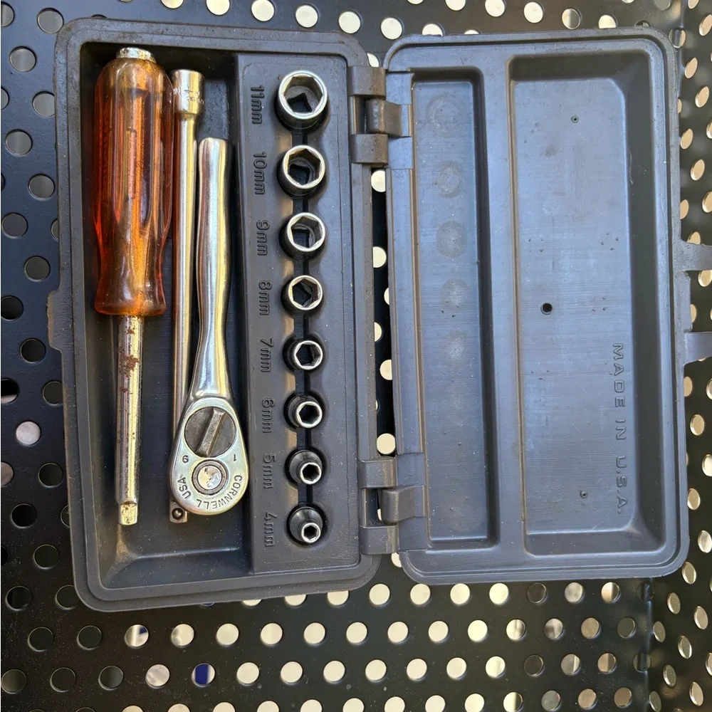 Socket Wrench Set with Screwdriver - Picture 3 of 5